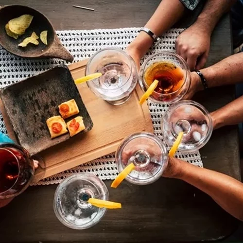 Πού βγαίνουμε για ποτό και φαγητό μετά το γραφείο;