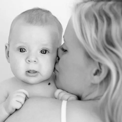 Είμαστε κι εμείς, που δεν έχουμε κανέναν να κρατήσει τα παιδιά μας