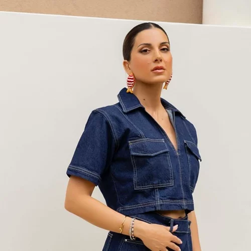 Η Σταματίνα Τσιμτσιλή φόρεσε τη mini τζιν φούστα από Zara που κολακεύει τέλεια τα πόδια