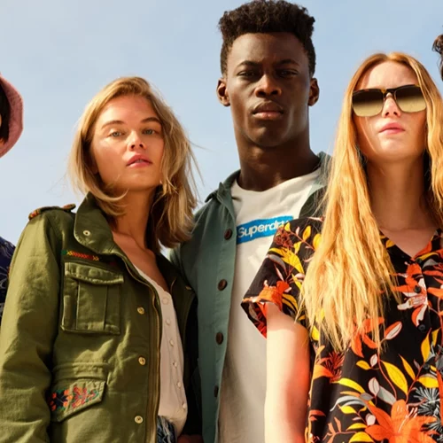 Στη καλοκαιρινή καμπάνια της Superdry θα βρεις όσα σου έλειψαν