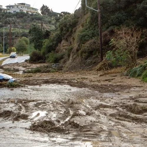 Κακοκαιρία BORA, με βροχές και καταιγίδες μέχρι αύριο - Πού είναι κλειστά τα σχολεία