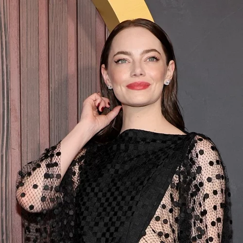 Με πιο κοντά μαλλιά από ποτέ η Emma Stone | Η εμφάνισή της στο red carpet των Golden Globes 2025