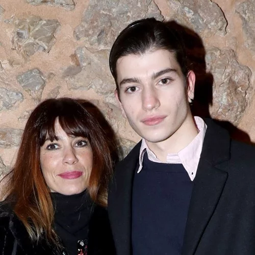 Μυρτώ Αλικάκη | Άναψε το τζάκι στο σπίτι της