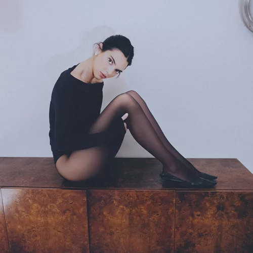 Calzedonia | H Kendall Jenner επαναπροσδιορίζει το μαύρο διάφανο καλσόν με τολμηρό τρόπο