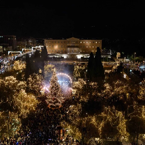 Δήμος Αθηναίων: Με τη φαντασμαγορική φωταγώγηση του χριστουγεννιάτικου δέντρου στο Σύνταγμα άνοιξε η "αυλαία" των εορταστικών εκδηλώσεων