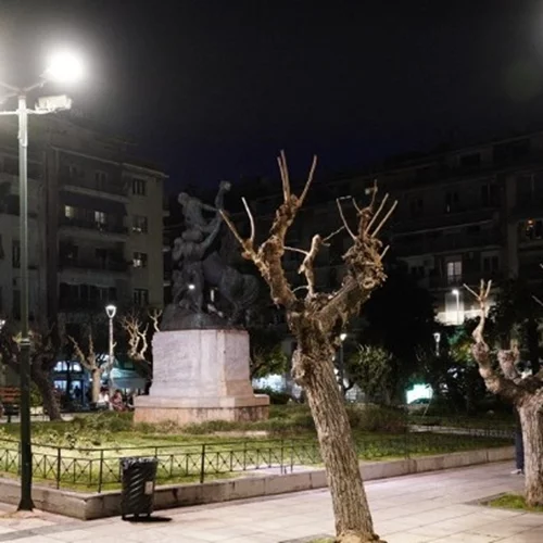 Ο δήμος Αθηναίων φωτίζει τις πλατείες της πρωτεύουσας