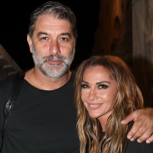 Η Δέσποινα Βανδή με λεοπάρ πουκάμισο δίπλα στον Βασίλη Μπισμπίκη