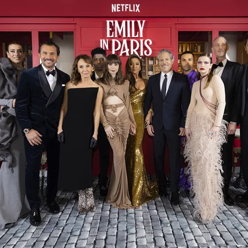 Με αέρα Hollywood | Οι πρωταγωνίστριες του Emily in Paris με glam εμφανίσεις στο κόκκινο χαλί της πρεμιέρας