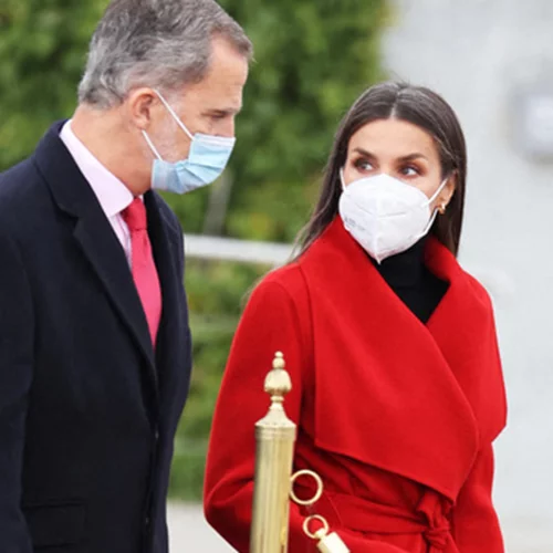 Η βασίλισσα Letizia υιοθετεί την απόλυτη τάση και εμφανίζεται με γκρίζα μαλλιά