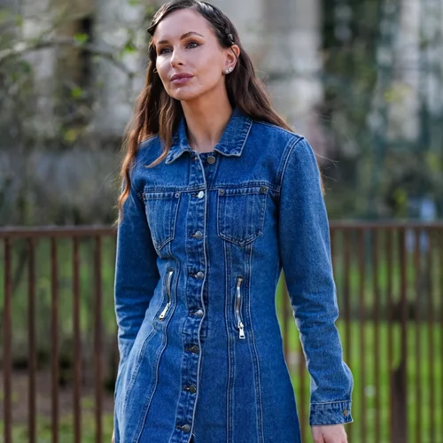 Το άνετο denim φόρεμα που θα φορέσεις όσο τίποτα αυτήν την άνοιξη