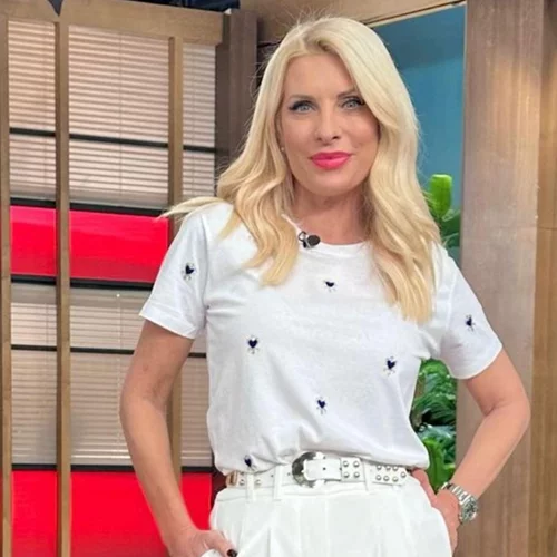 Η Ελένη Μενεγάκη ακολούθησε την πιο έξυπνη στιλιστική συμβουλή για να αναβαθμίσει ένα total white σύνολο