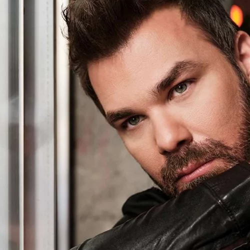 Ο Γιώργος Σαμπάνης τραγουδάει τη ζωή του