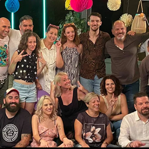 Τι συνέβη όταν ένας τραγουδοποιός και μια σχολή νοηματικής γύρισαν βίντεο κλιπ του τραγουδιού "Αύρα"