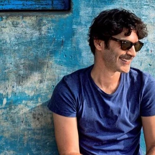 Ο Χριστόφορος Παπακαλιάτης περπατά στην άμμο με θέα το απέραντο γαλάζιο | Τα μαγευτικά πλάνα από τους Παξούς