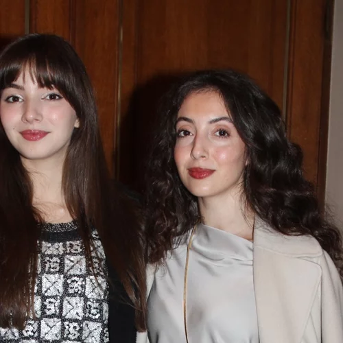 Η Δανάη και η Αμαλία Κούστα σε βραδινή έξοδο | Η απίστευτη ομοιότητά τους με τον πατέρα τους, Γιάννη Κούστα