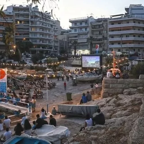 Υπαίθριο σινεμά με φόντο τη θάλασσα στον Πειραιά