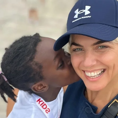 Χριστίνα Κοντοβά και Έιντα σε ανέμελες στιγμές στη Σκόπελο | Λατρέψαμε το μαγιό της κόρης της