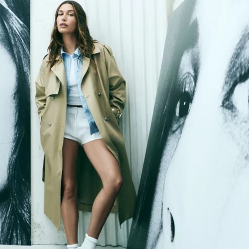 Η DKNY παρουσιάζει την καμπάνια Άνοιξη 2026 με πρωταγωνίστρια τη Hailey Bieber
