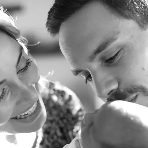 Η Βασιλική Μιλλούση και ο Λευτέρης Πετρούνιας σε οικογενειακές στιγμές με τις κόρες τους στη Μύκονο