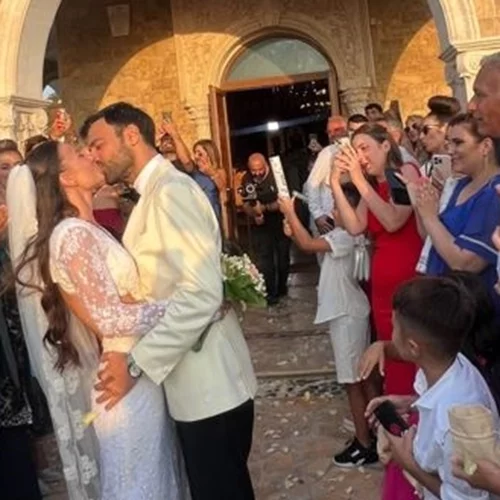 Ανάμεσα σε δύο καλλονές | Ο Αντρέας Γεωργίου ποζάρει με την Άντζελα Γκερέκου και τη Μαρία Βοσκοπούλου