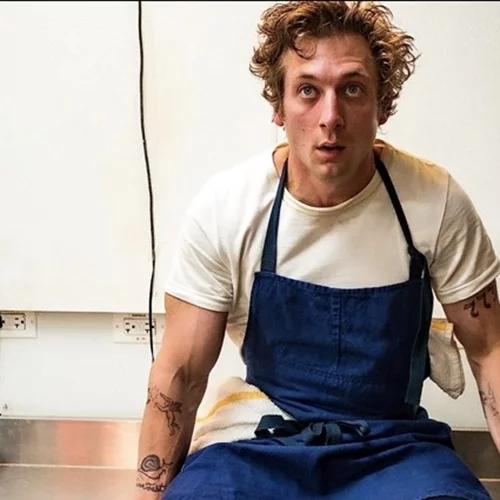 Ποιος είναι επιτέλους ο Jeremy Allen White, το νέο sex symbol του Χόλιγουντ που σαρώνει τα βραβεία;