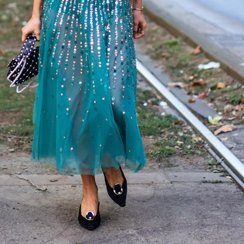 5 ζευγάρια παπούτσια που ταιριάζουν τέλεια με midi φούστες