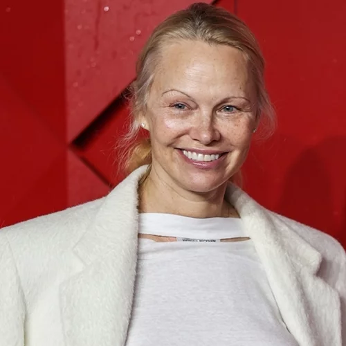 Pamela Anderson | Το νέο hair look της αποδεικνύει ότι οι αφέλειες είναι το τέλειο κούρεμα για γυναίκες άνω των 50