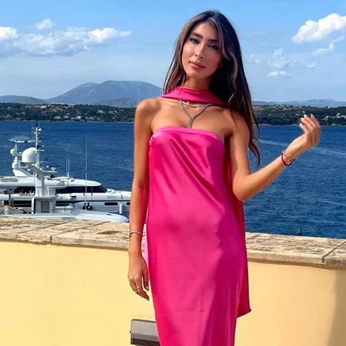 Η Χριστιάνα Μπέτα φόρεσε ένα vintage μαντήλι ως τοπ | 4 τρόποι για να το φορέσεις και εσύ