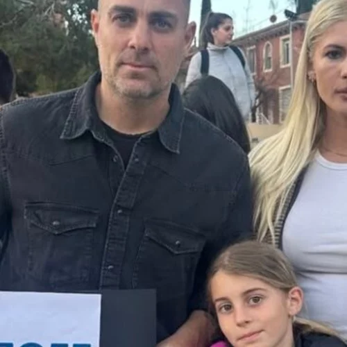 Στέλιος Χανταμπάκης- Όλγα Πηλιάκη | Στους δρόμους της Μαδρίτης με τα παιδιά τους για τα θύματα των Τεμπών [Φωτογραφίες]