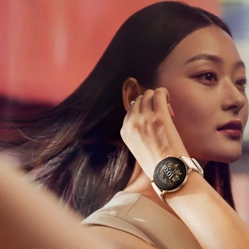 Huawei Watch Gt4 μαζί με κόσμημα "Doukissa Nomikou Collection"