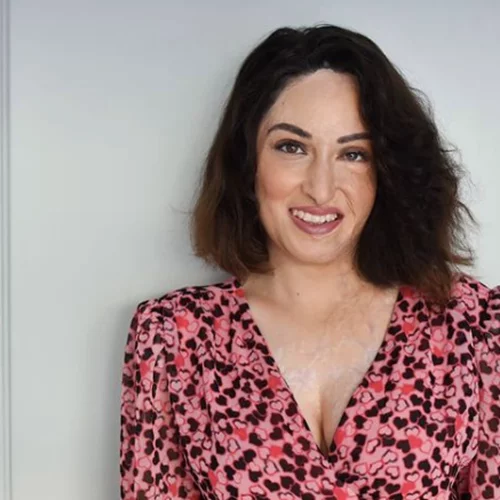 Ιωάννα Παλιοσπύρου | Χαμογελαστή και με τα φυσικά της μαλλιά, δείχνει τη νέα της εικόνα στο Instagram