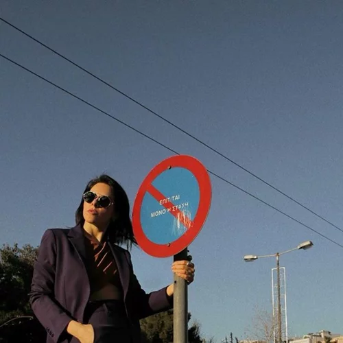 Πώς θα δημιουργήσεις ένα σύγχρονο look με κοστούμι; Η Έλενα Γαλύφα δείχνει τον τρόπο