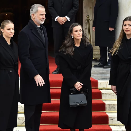 Letizia, Leonor και Sofia στην Αθήνα | To πένθιμο look τους στην κηδεία της πριγκίπισσας Ειρήνης