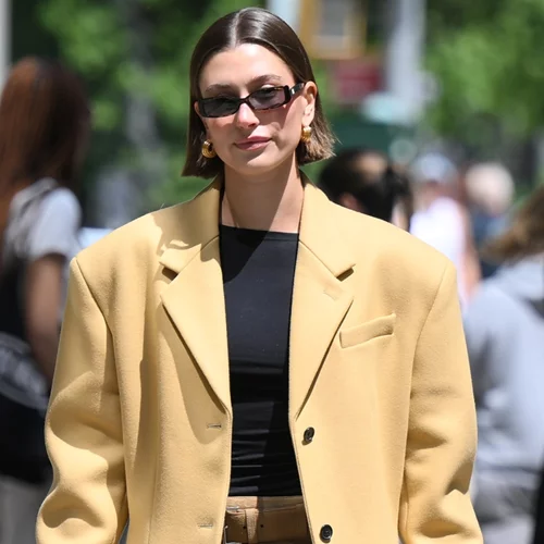 Το αγαπημένο styling hack της Hailey Bieber θα μεταμορφώσει κάθε φθινοπωρινό look
