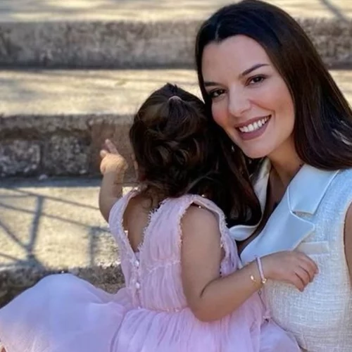 Η Νικολέττα Ράλλη φωτογραφίζει την κόρη της και συγκινεί "Ευτυχία"