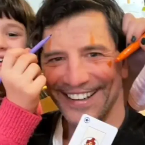 Αναστασία και Αριάδνη Ρουβά | Βάφουν τον μπαμπά τους και γίνονται viral (pic)