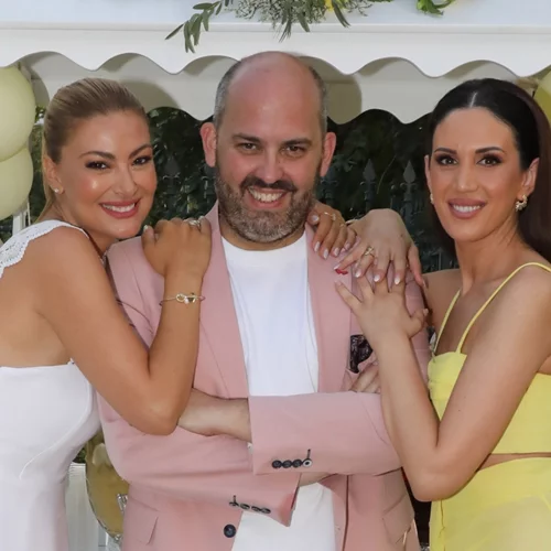 Ο Μάνος Μαγιάτης και η σύντροφός του, Χριστίνα βάφτισαν την κόρη τους | Η κομψή εμφάνιση της Δέσποινας Καμπούρη ως νονά