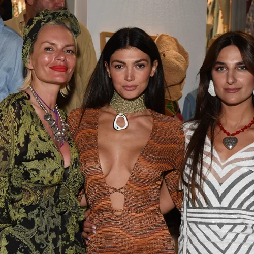 Πώς θα δημιουργήσεις τις πιο κομψές εμφανίσεις στο νησί σύμφωνα με τις Ελληνίδες celebrities