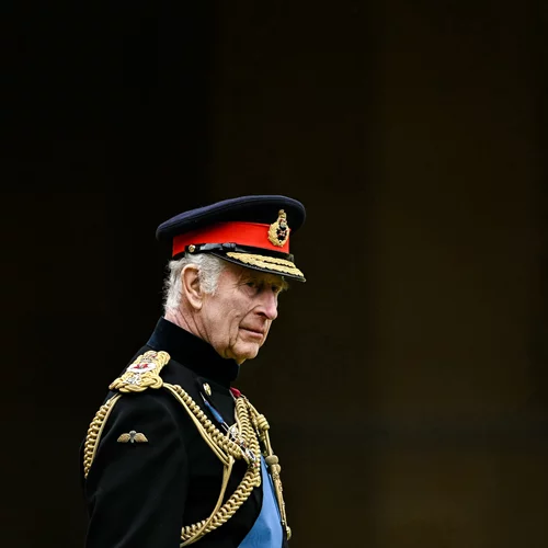 O Κάρολος και η Καμίλα σε άμαξα στη μεγαλειώδη παρέλαση Trooping the Colour - Chic η βασίλισσα