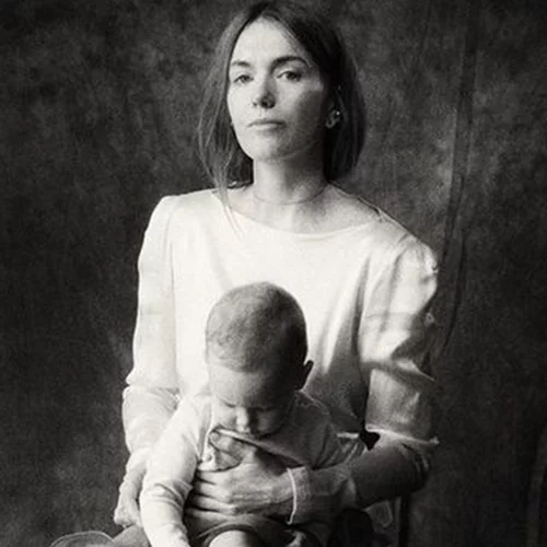 "Τη μια στιγμή προετοιμαζόμουν για την Εβδομάδα Μόδας στο Παρίσι, την άλλη ήμουν πρόσφυγας"