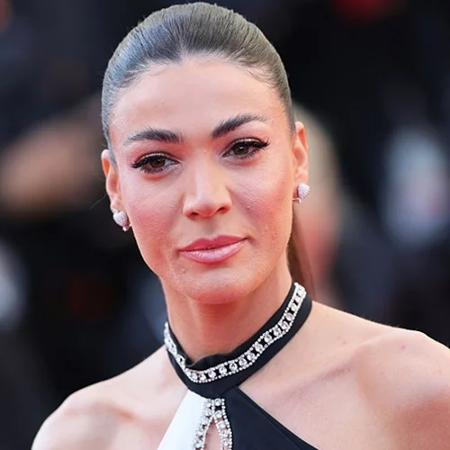 Η Ήβη Αδάμου στις Κάννες | Τράβηξε όλα τα βλέμματα στο κόκκινο χαλί του Φεστιβάλ