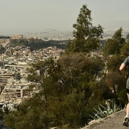 Μουντός ο καιρός σήμερα με συννεφιά και σκόνη - Ποιες παρελάσεις θα γίνουν με βροχή