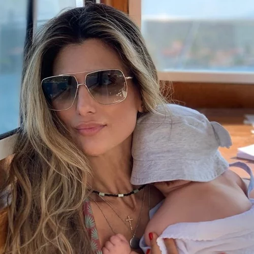 Η Ρούλα Σταματοπούλου βάπτισε τον γιο της στην Τήνο | Το υπέροχο outfit που επέλεξε και η μαγευτική τοποθεσία