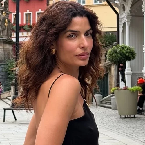 Η Τόνια Σωτηροπούλου με σατινέ φόρεμα στην τέλεια απόχρωση - Θα το βρεις στην Pink Woman