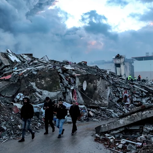 Θαύματα ζωής στην Τουρκία | Βγήκαν ζωντανοί πέντε ημέρες μετά τον σεισμό - Στους 24.150 οι νεκροί [βίντεο]