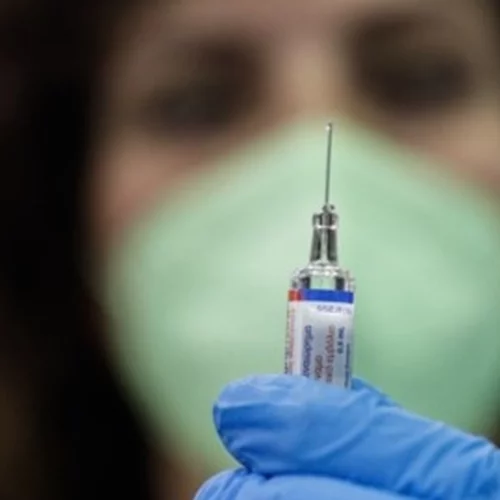 Κι όμως, μπορούμε να κολλήσουμε γρίπη και κορονοϊό μαζί: Ποιοι κινδυνεύουν περισσότερο