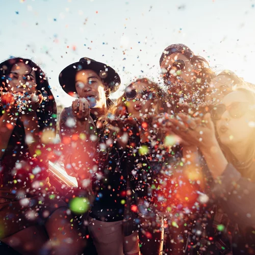 Τρεις ιδέες για beach party που θα γράψουν ιστορία στην παρέα