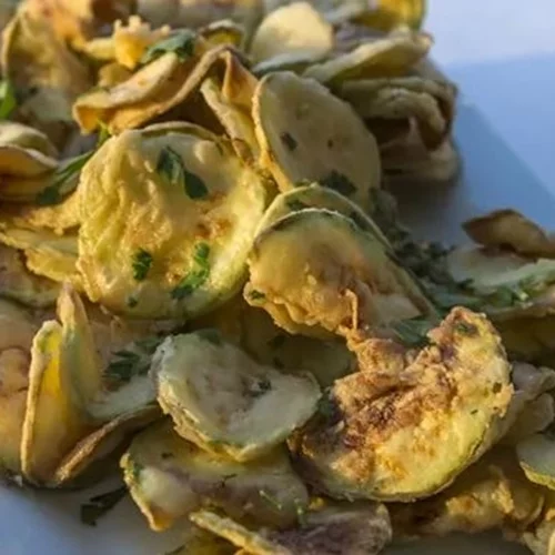 Σαν τηγανητά: Συνταγή για τα πιο τραγανά κολοκυθάκια στον φούρνο