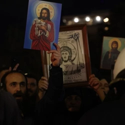 Θεσσαλονίκη | Επεισόδια έξω από την παράσταση του Ζαραλίκου - Ένταση, χημικά και προσαγωγές [βίντεο]