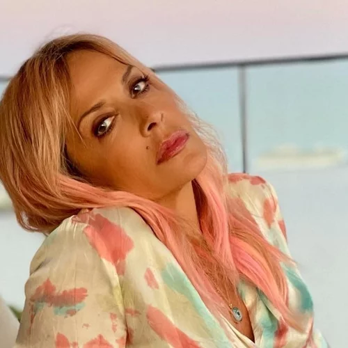 Η Άννα Βίσση στις Φιλιππίνες | Ποζάρει φορώντας μπικίνι με την υπογραφή της Σοφίας Καρβέλα